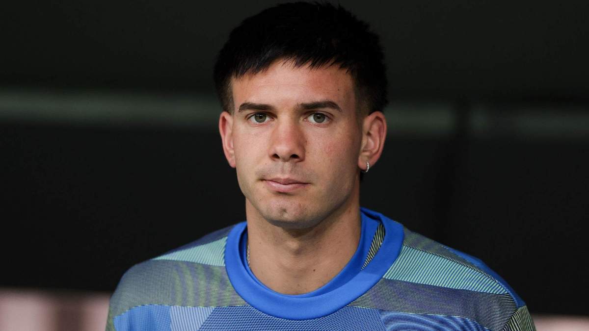 Franco Mastantuono sentado en el banquillo del Real Madrid. 