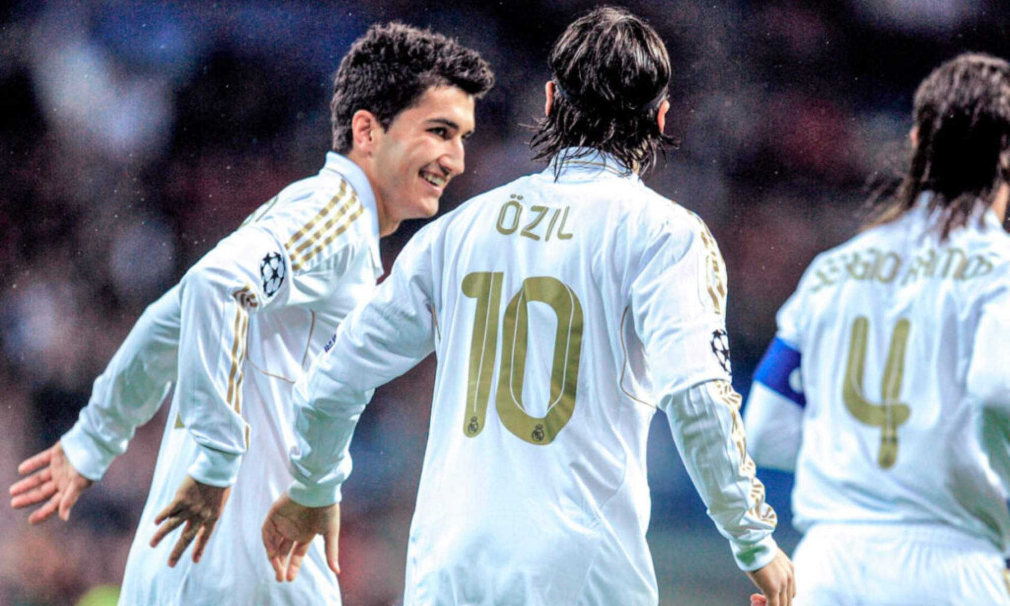 Nuri Sahin, junto a Mesut Özil y Sergio Ramos, celebrando un gol del Real Madrid durante un partido de Champions.