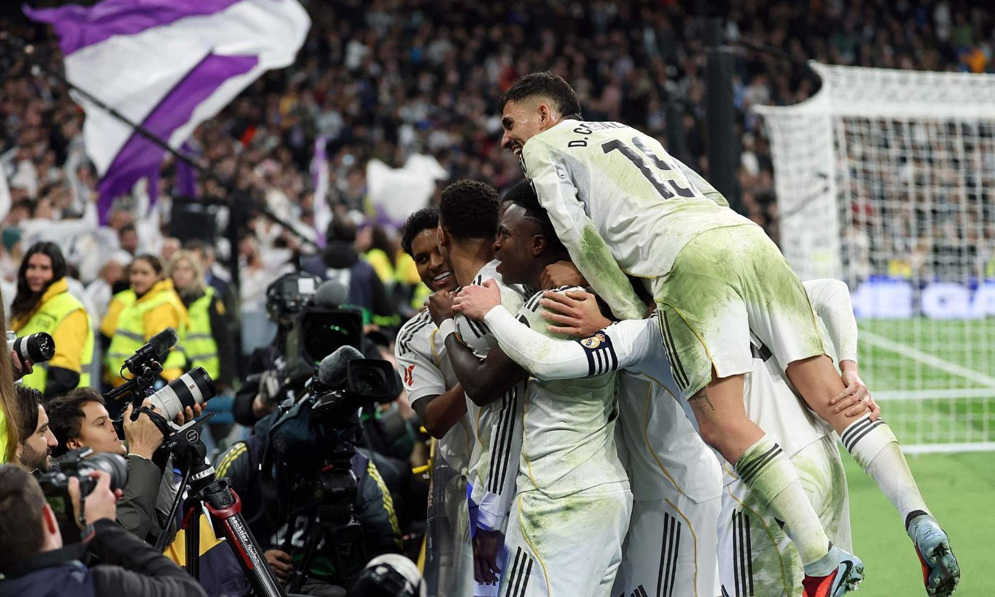 Algunos jugadores del Real Madrid, celebrando la victoria ante el Rayo Vallecano en el Santiago Bernabéu.
