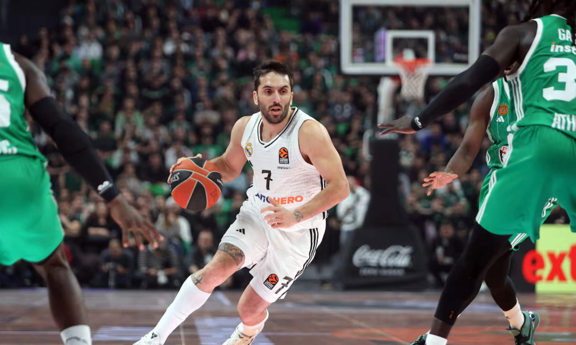 Facundo Campazzo, durante una jugada de ataque en el partido de Euroliga de esta noche entre el Panathinaikos y el Real Madrid. Facundo Campazzo, durante una jugada de ataque en el partido de Euroliga de esta noche entre el Panathinaikos y el Real Madrid.