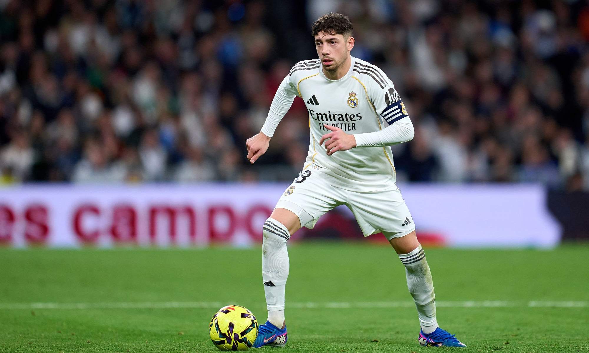 Fede Valverde jugando un partido con el Real Madrid.