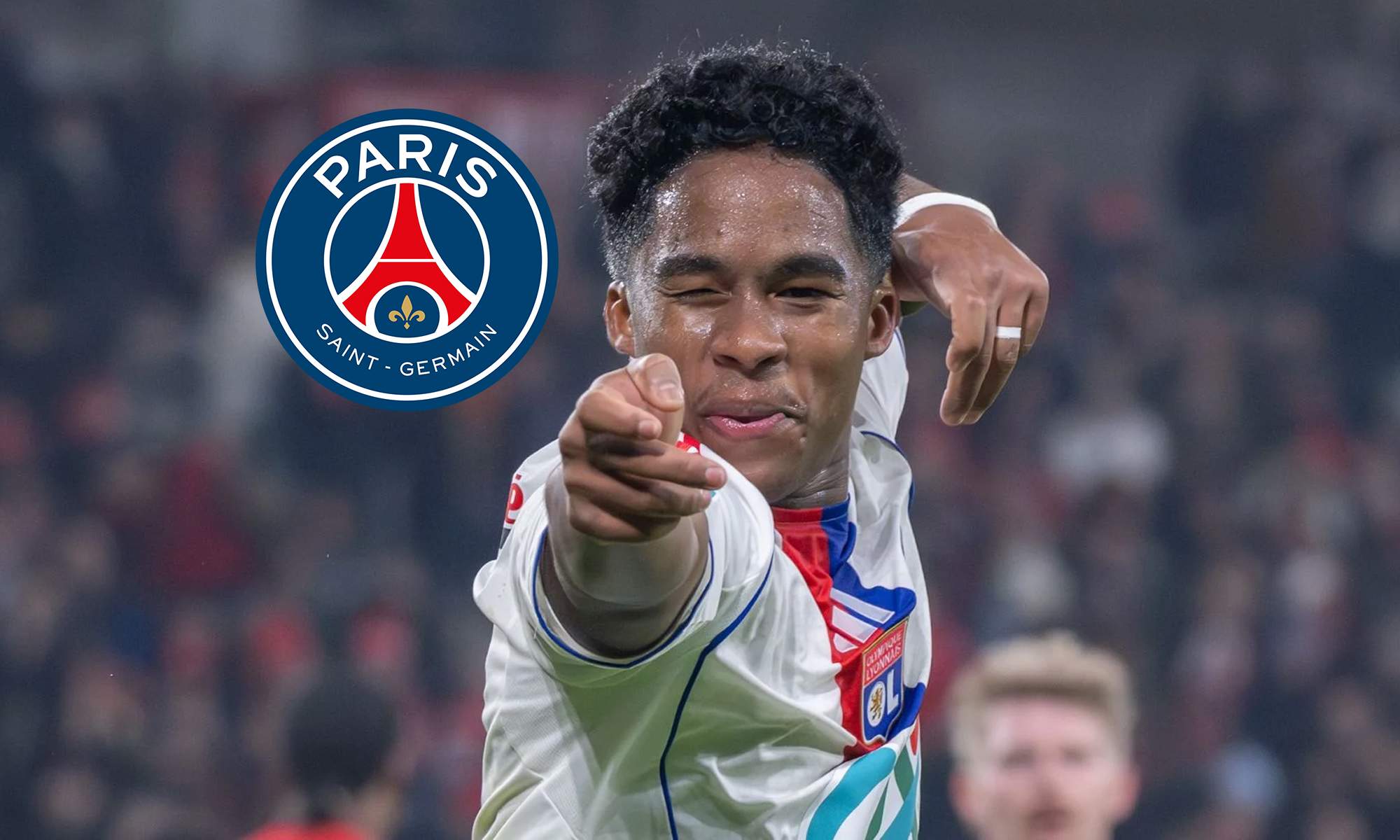 Endrick celebrando un gol con el Lyon y el escudo del Paris Saint-Germain .