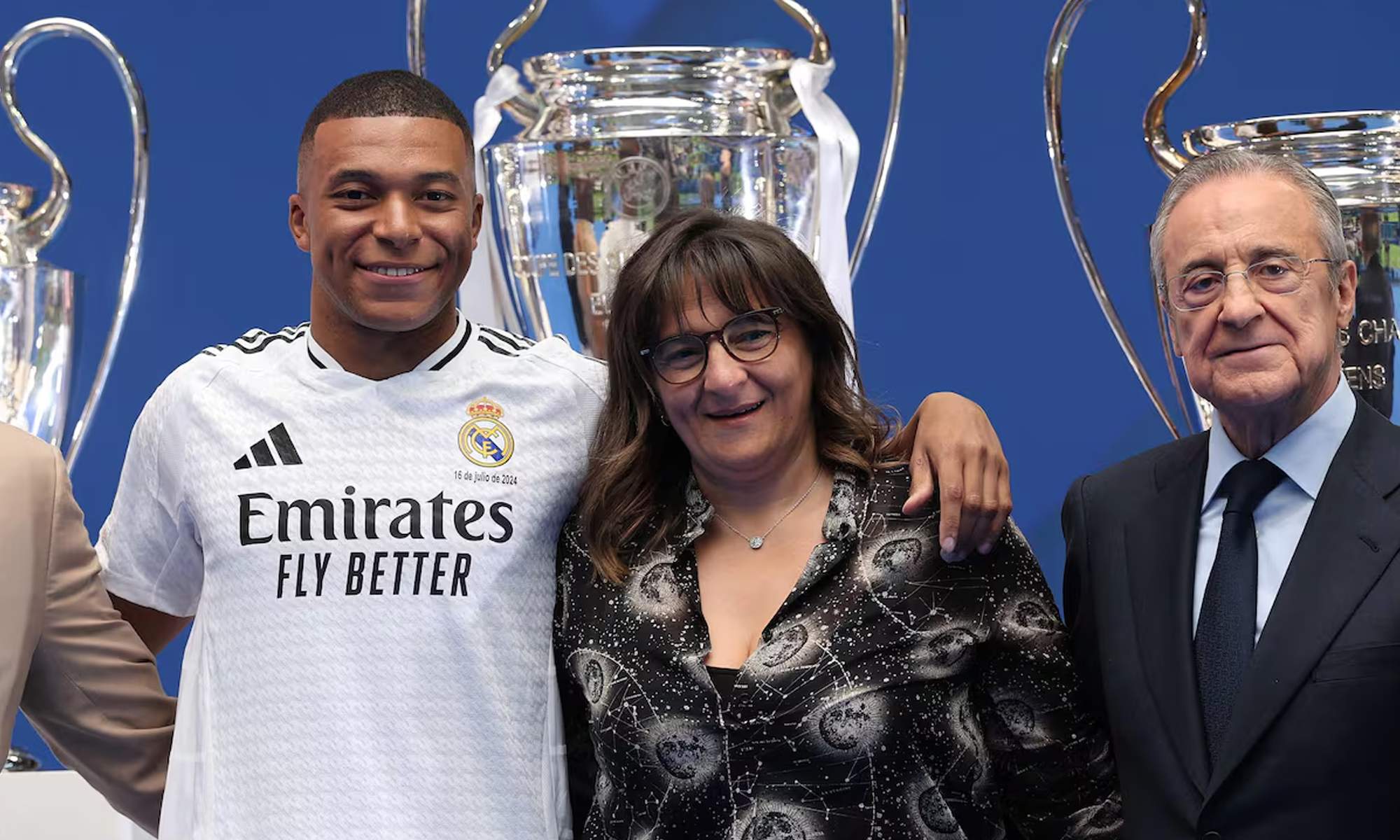 Kylian Mbappé y Fayza Lamari en el acto de presentación con el Real Madrid.