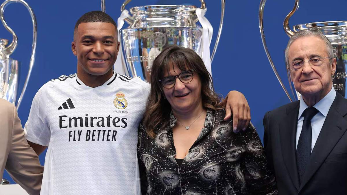 Kylian Mbappé y Fayza Lamari en el acto de presentación con el Real Madrid.