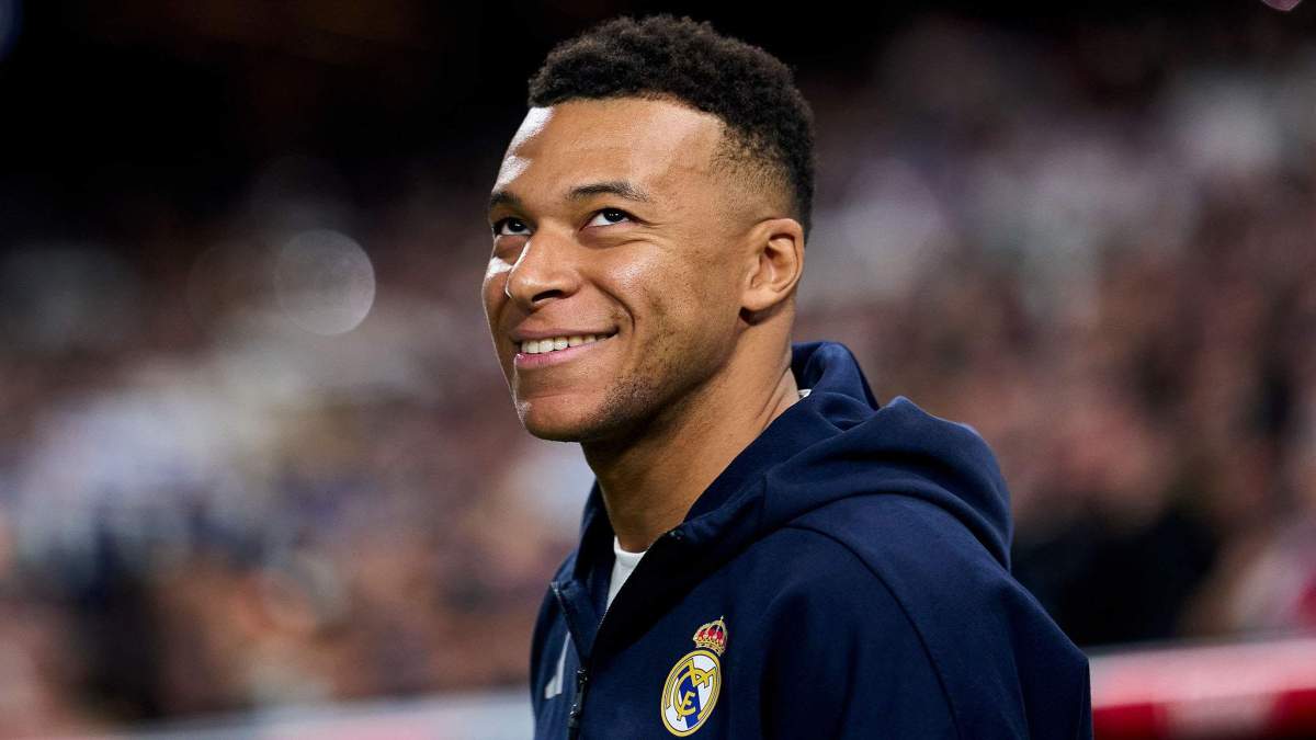 Kylian Mbappé sonriendo antes de jugar un partido con el Real Madrid.