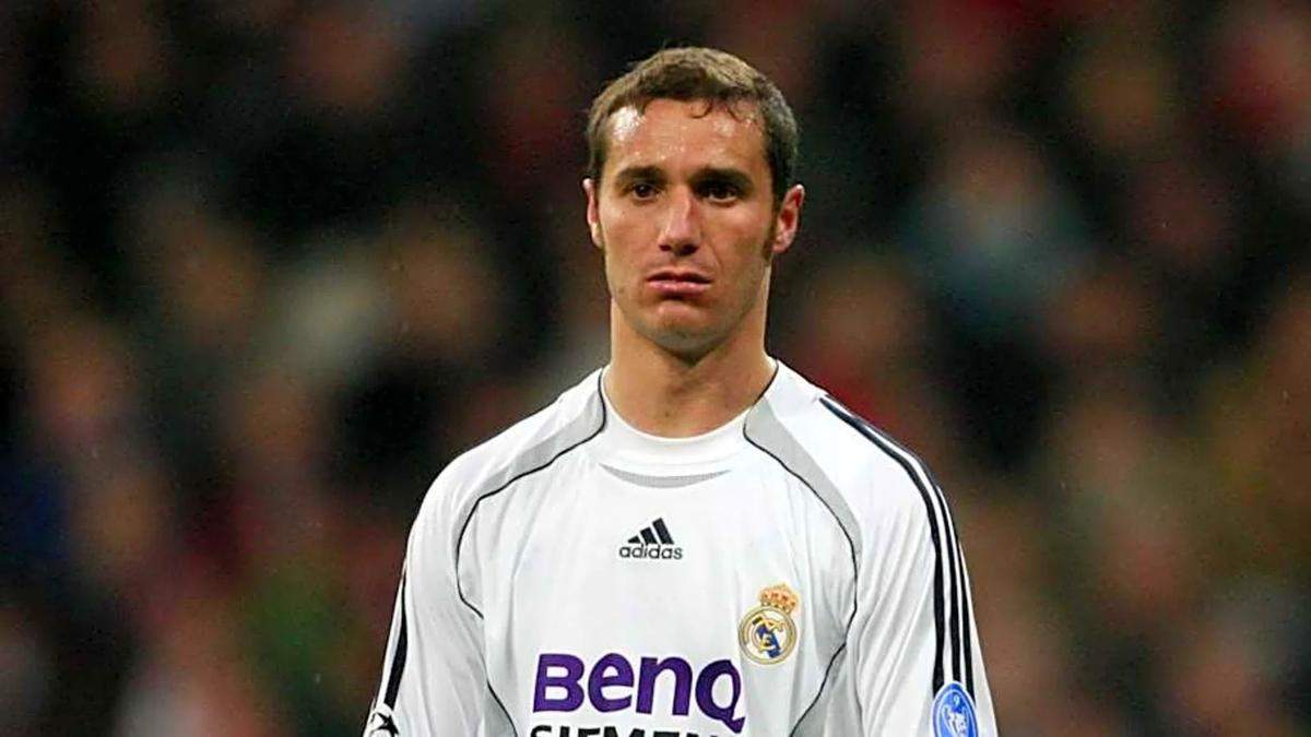 Iván Helguera durante un partido con el Real Madrid