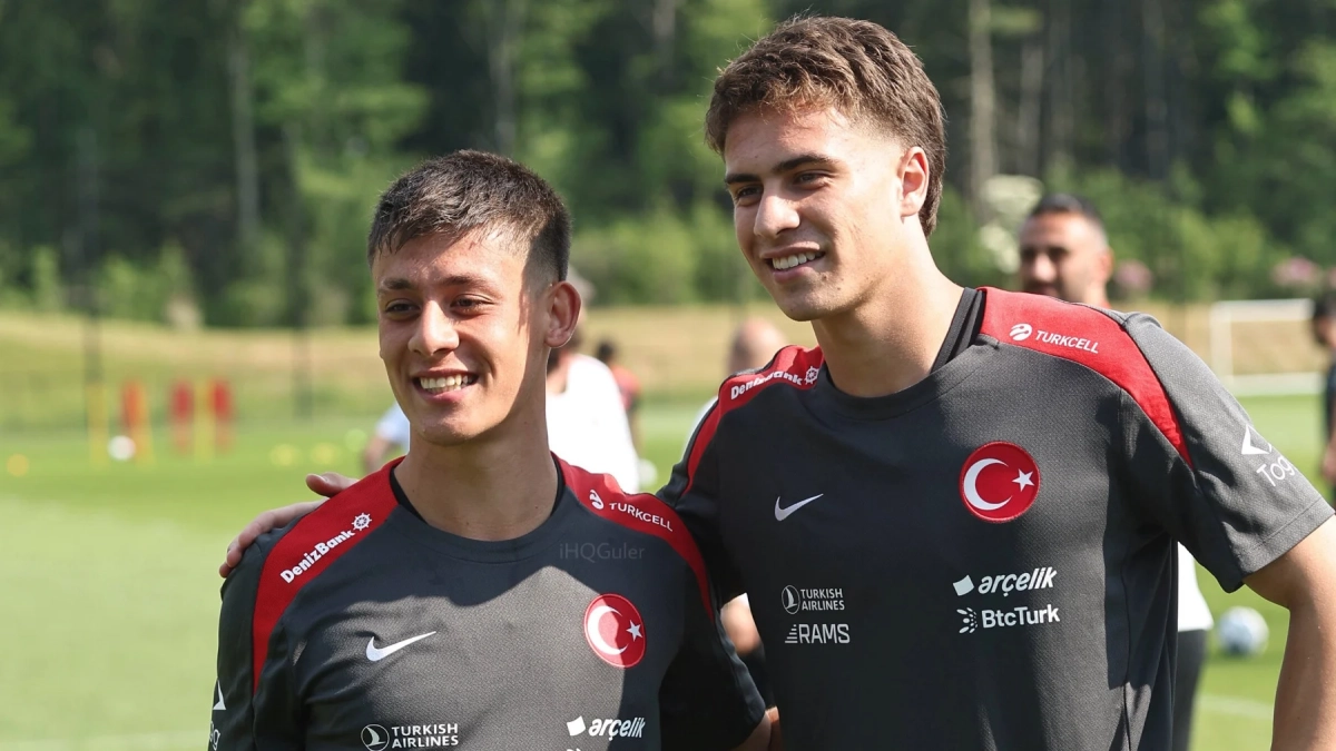 Arda Güler y Kenan Yildiz en un entrenamiento con la selección de Turquía