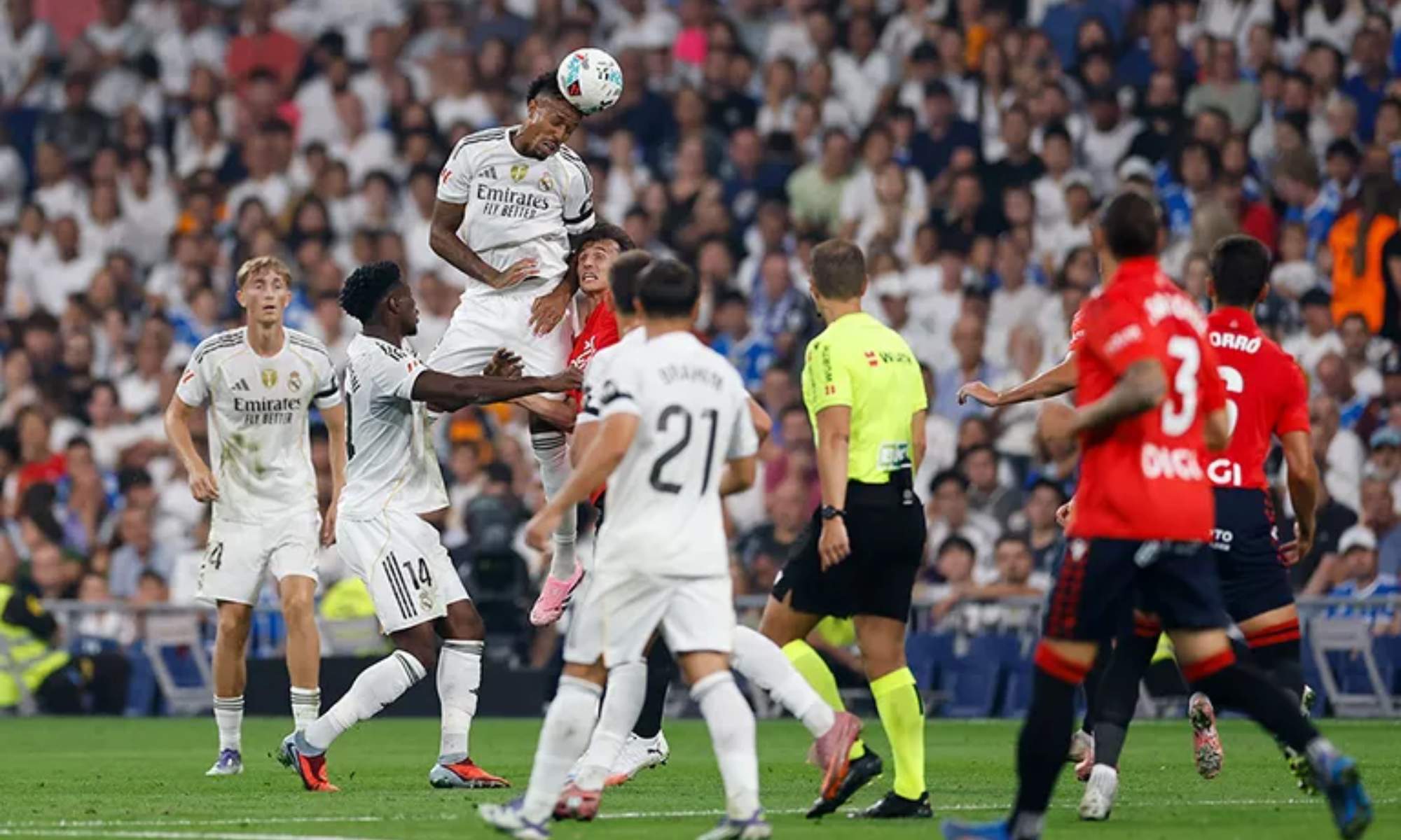 Éder Militao, rematando de cabeza un balón en el partido de agosto del año pasado en el Santiago Bernabéu entre el Real Madrid y Osasuna. Éder Militao, rematando de cabeza un balón en el partido de agosto del año pasado en el Santiago Bernabéu entre el Real Madrid y Osasuna.