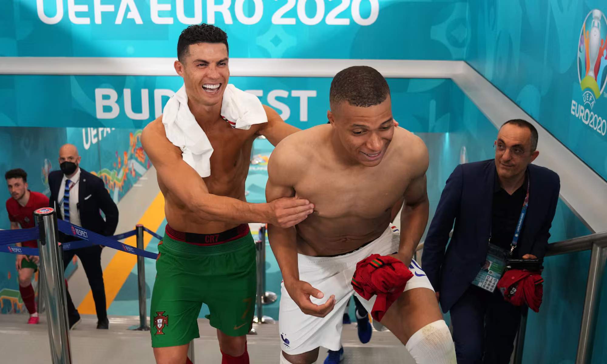 Cristiano Ronaldo y Kylian Mbappé, intercambiándose sus camisetas después de un partido entre Portugal y Francia en la Eurocopa de 2020.