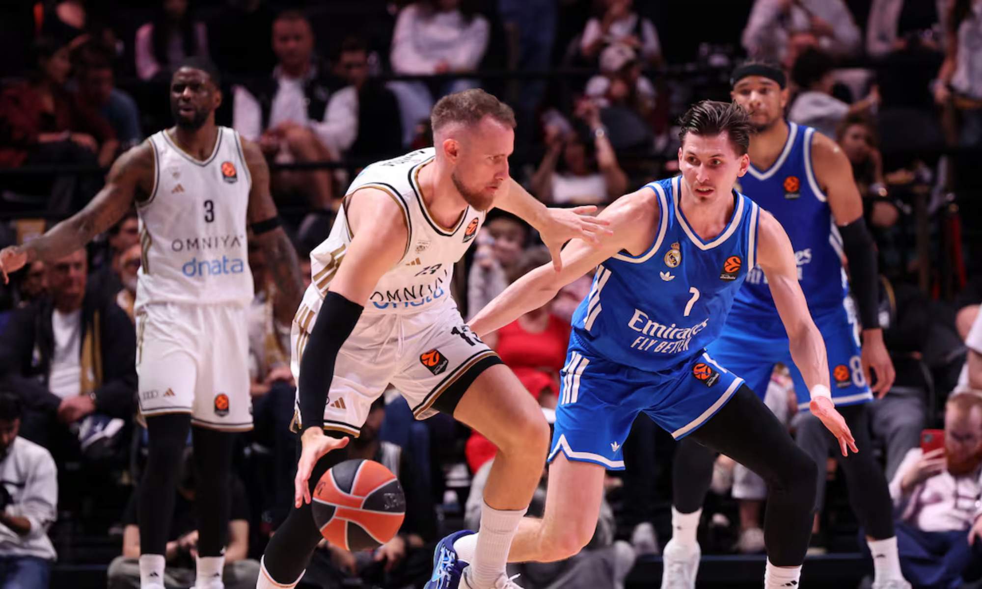 David Krämer, intentando defender ante un ataque del Dubai Basketball en el partido de Euroliga de esta tarde. David Krämer, intentando defender ante un ataque del Dubai Basketball en el partido de Euroliga de esta tarde.