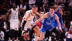 David Krämer, intentando defender ante un ataque del Dubai Basketball en el partido de Euroliga de esta tarde.