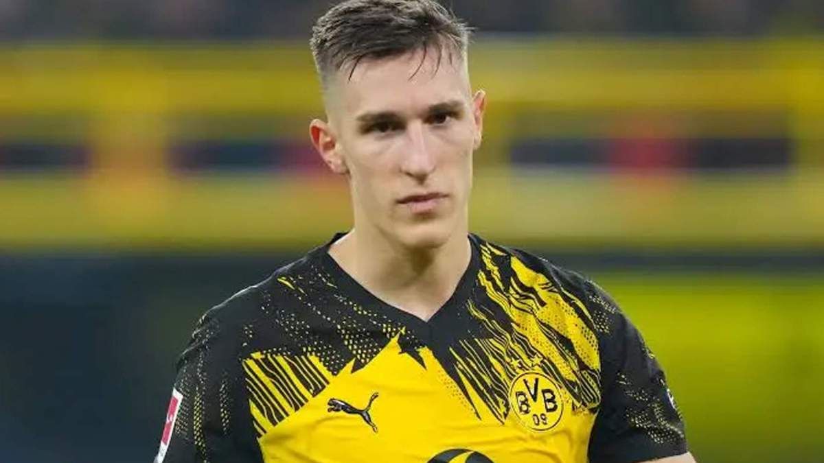 Nico Schlotterbeck jugando un partido con el Borussia Dortmund. 