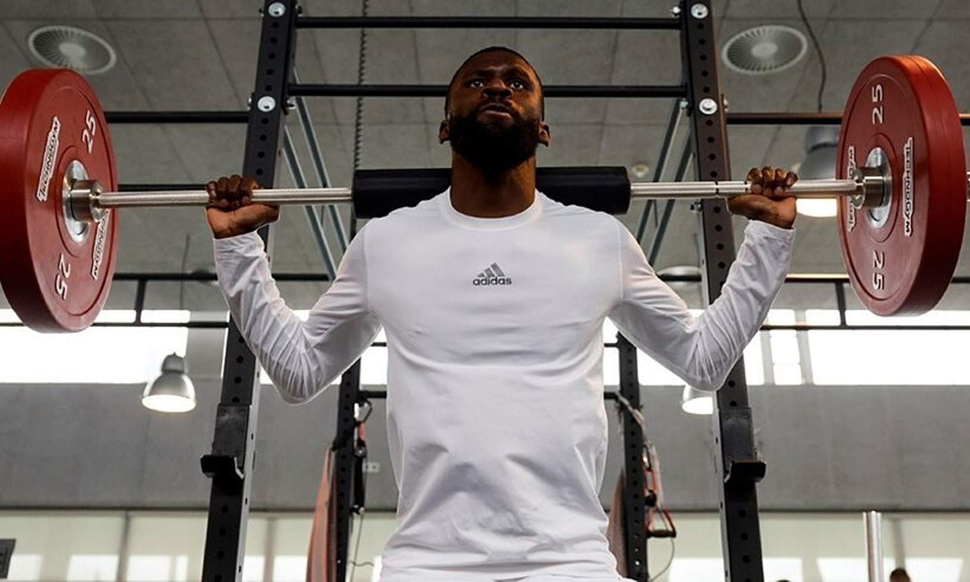 Antonio Rüdiger entrenando en un gimnasio.