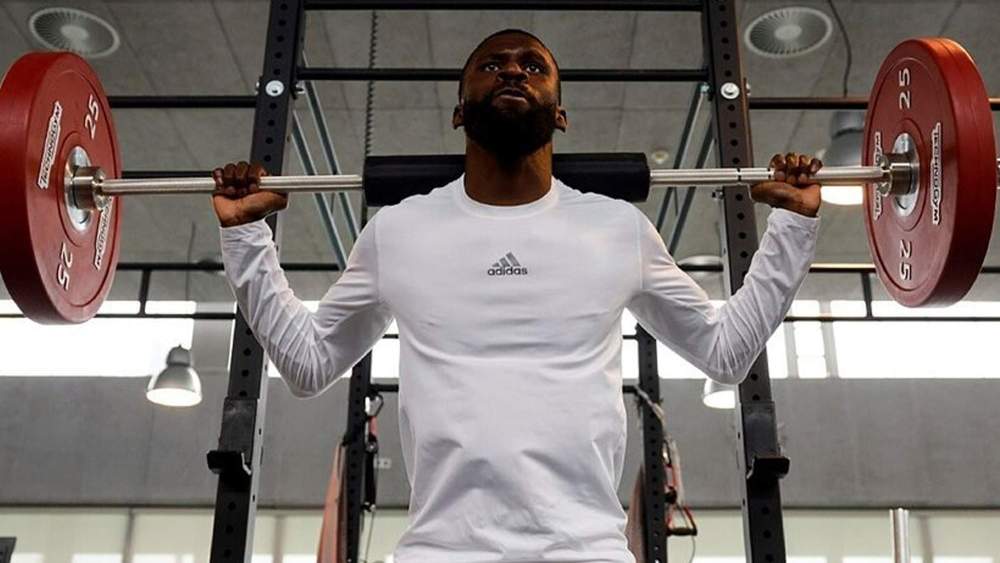 Antonio Rüdiger entrenando en un gimnasio. Antonio Rüdiger entrenando en un gimnasio.