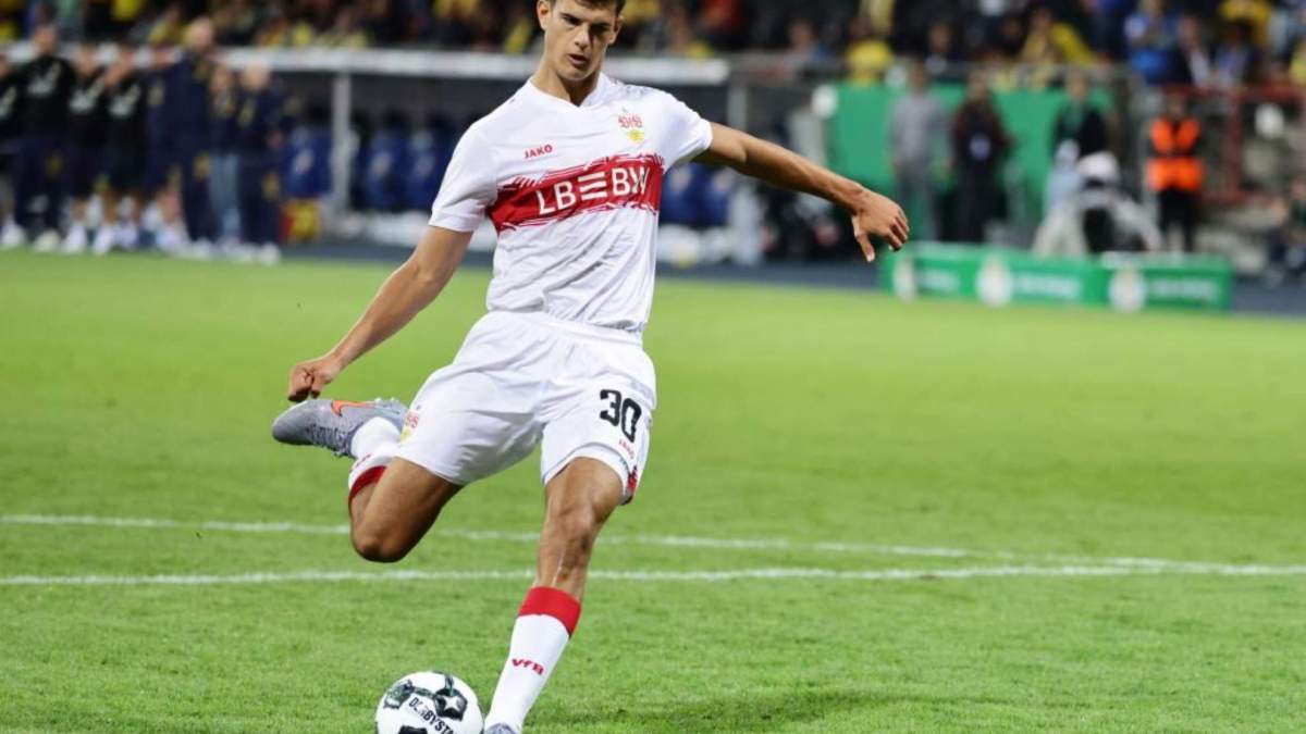 Chema Andrés lanzando un penalti con el Stuttgart. 