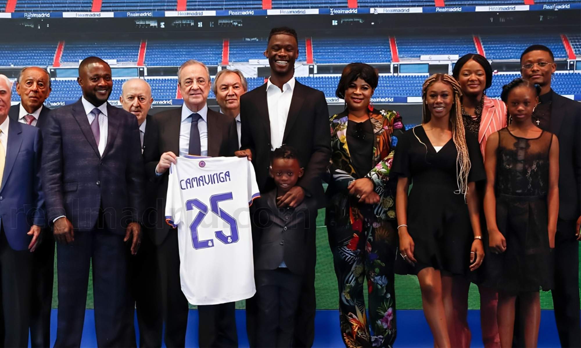 Eduardo Camavinga y su famila en su presentación como jugador del Real Madrid.