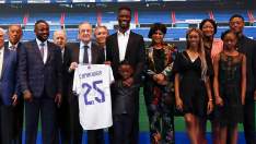 Eduardo Camavinga y su famila en su presentación como jugador del Real Madrid. Eduardo Camavinga y su famila en su presentación como jugador del Real Madrid.