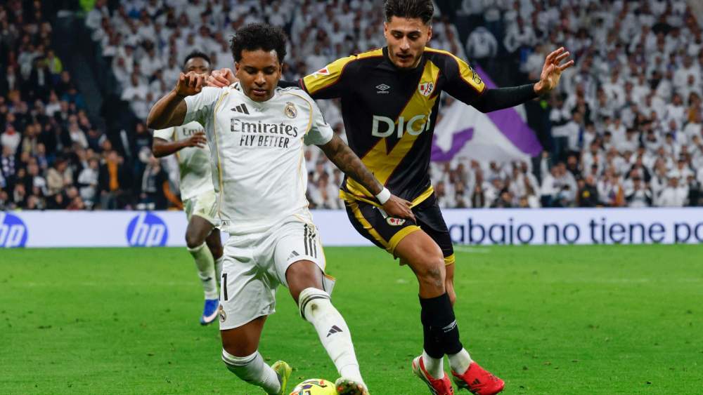 Rodrygo Goes, seguido por Carlos Martín, en el partido del fin de semana pasado entre el Real Madrid y el Rayo Vallecano.