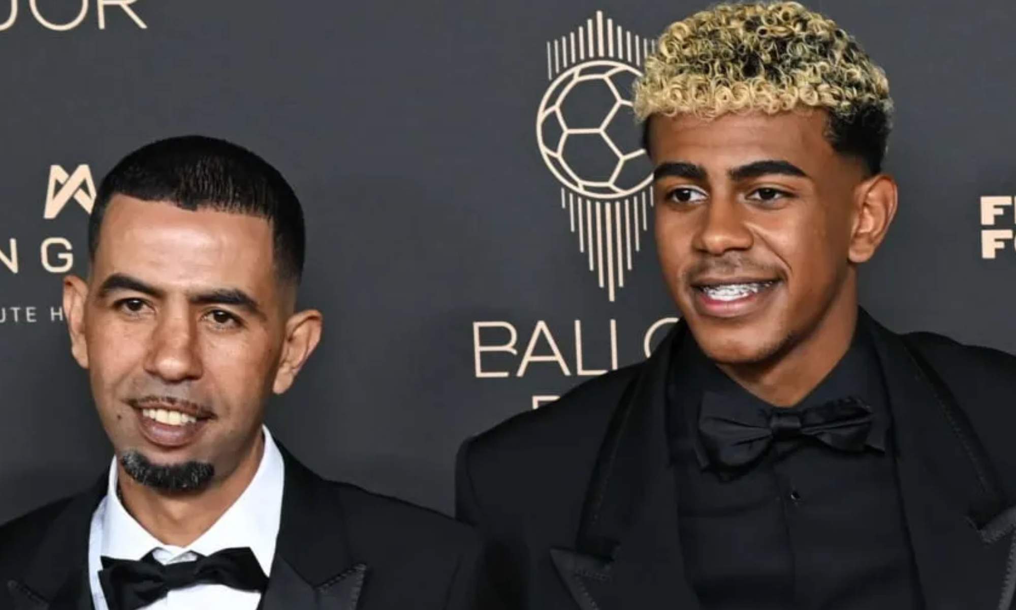 Lamine Yamal, con su padre, Mounir Nasraoui, durante la última gala del Balón de Oro.