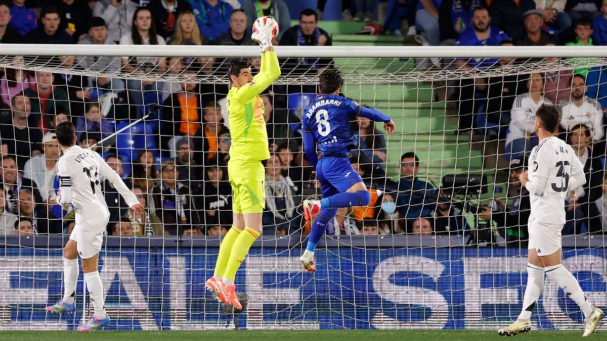 Thibaut Courtois en un lance del juego durante el Getafe Real Madrid
