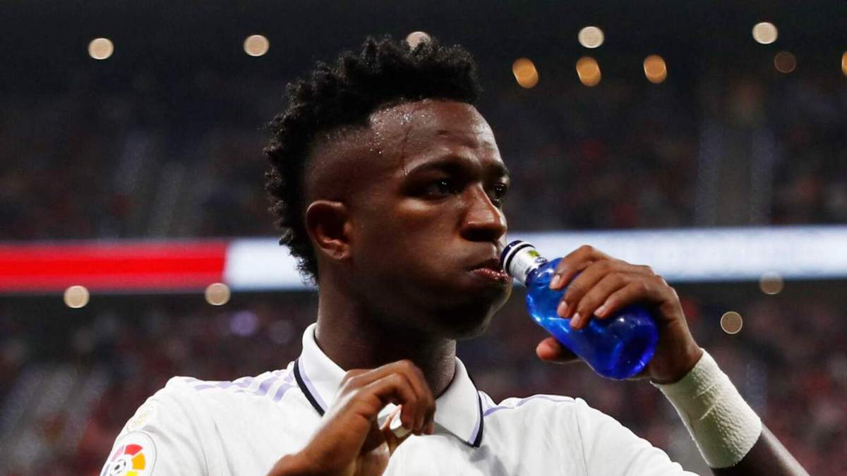 Vinicius bebiendo agua durante un derbi de la temporada 2022 2023
