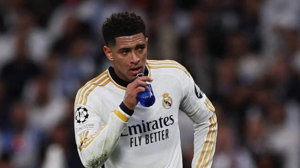 Bellingham hidratándose durante un partido de Champions (1)