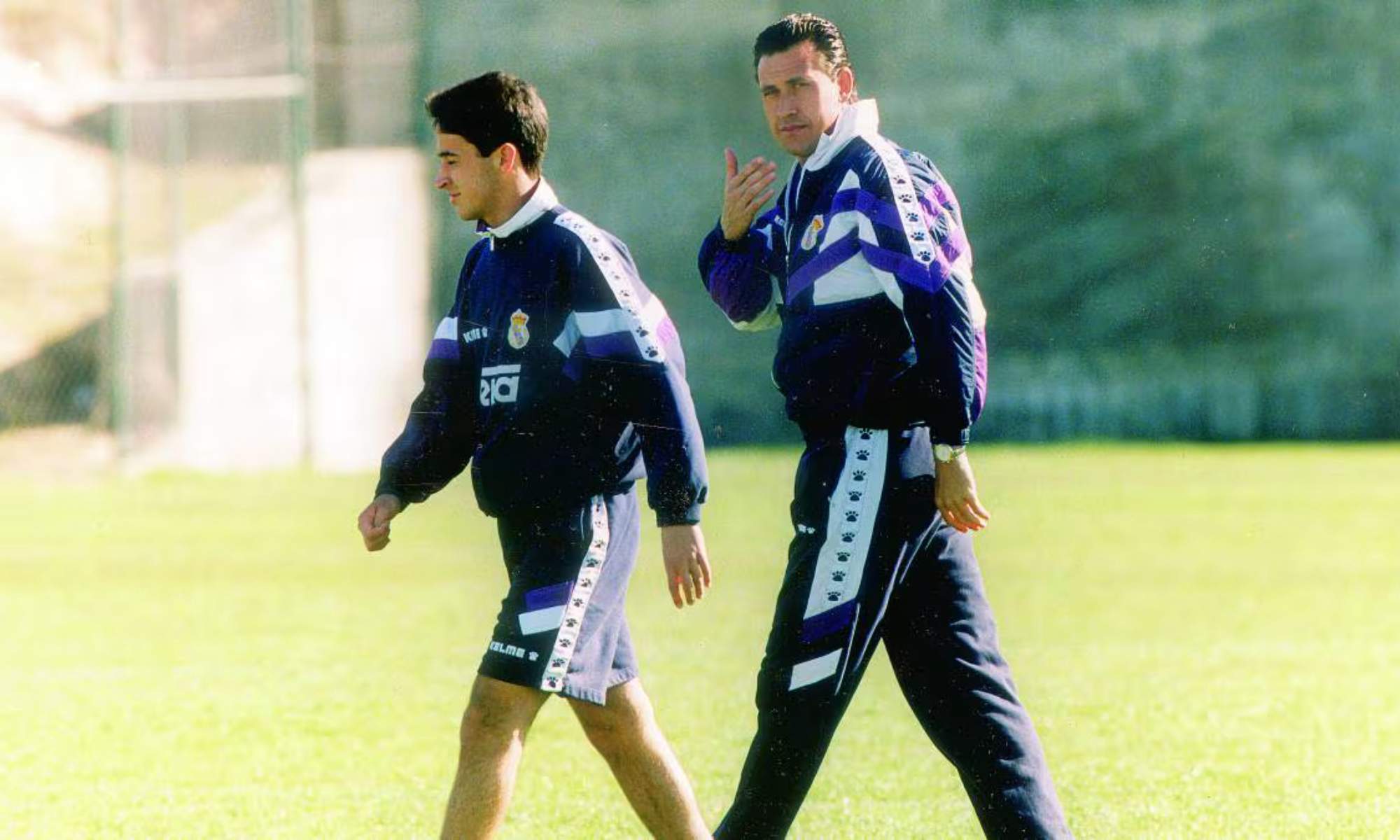 Raúl González y Jorge Valdano, en un entrenamiento del Real Madrid durante los años noventa.