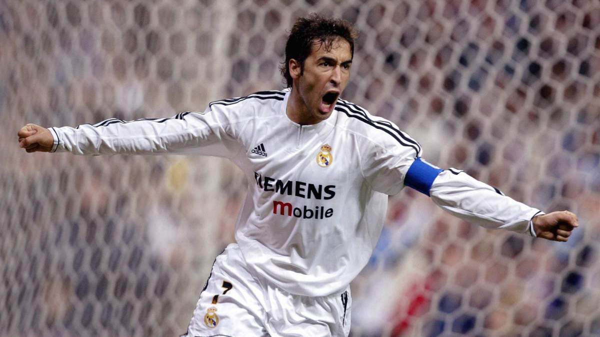 Raúl González, celebrando un gol con el Real Madrid.