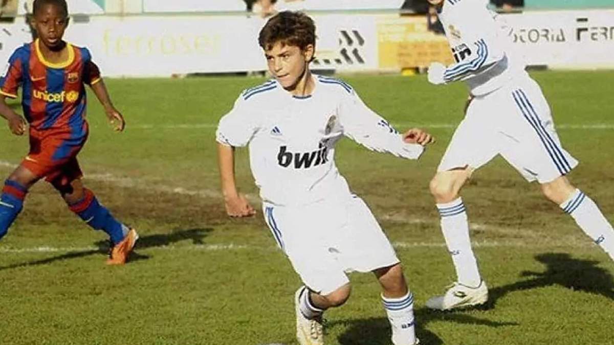 Julián Álvarez jugando un partido con la cantera del Real Madrid.