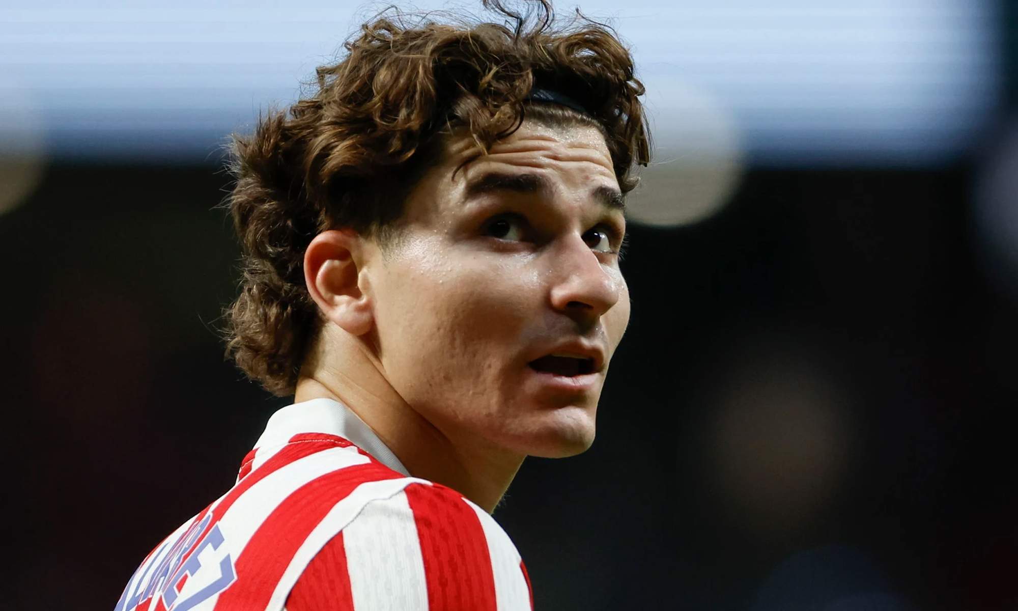 Julián Álvarez jugando un partido con el Atlético de Madrid.