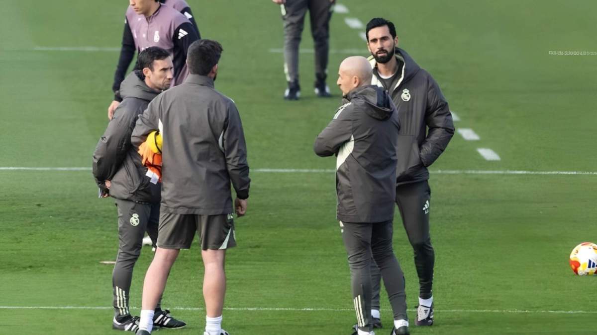 Álvaro Arbeloa junto a su staff, entre ellos Pintus