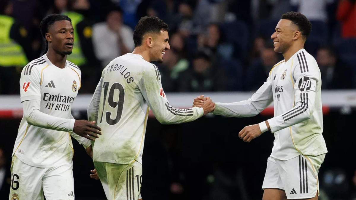 Eduardo Camavinga, Dani Ceballos y Kylian Mbappé, celebrando un gol del Real Madrid durante un partido de Liga.
