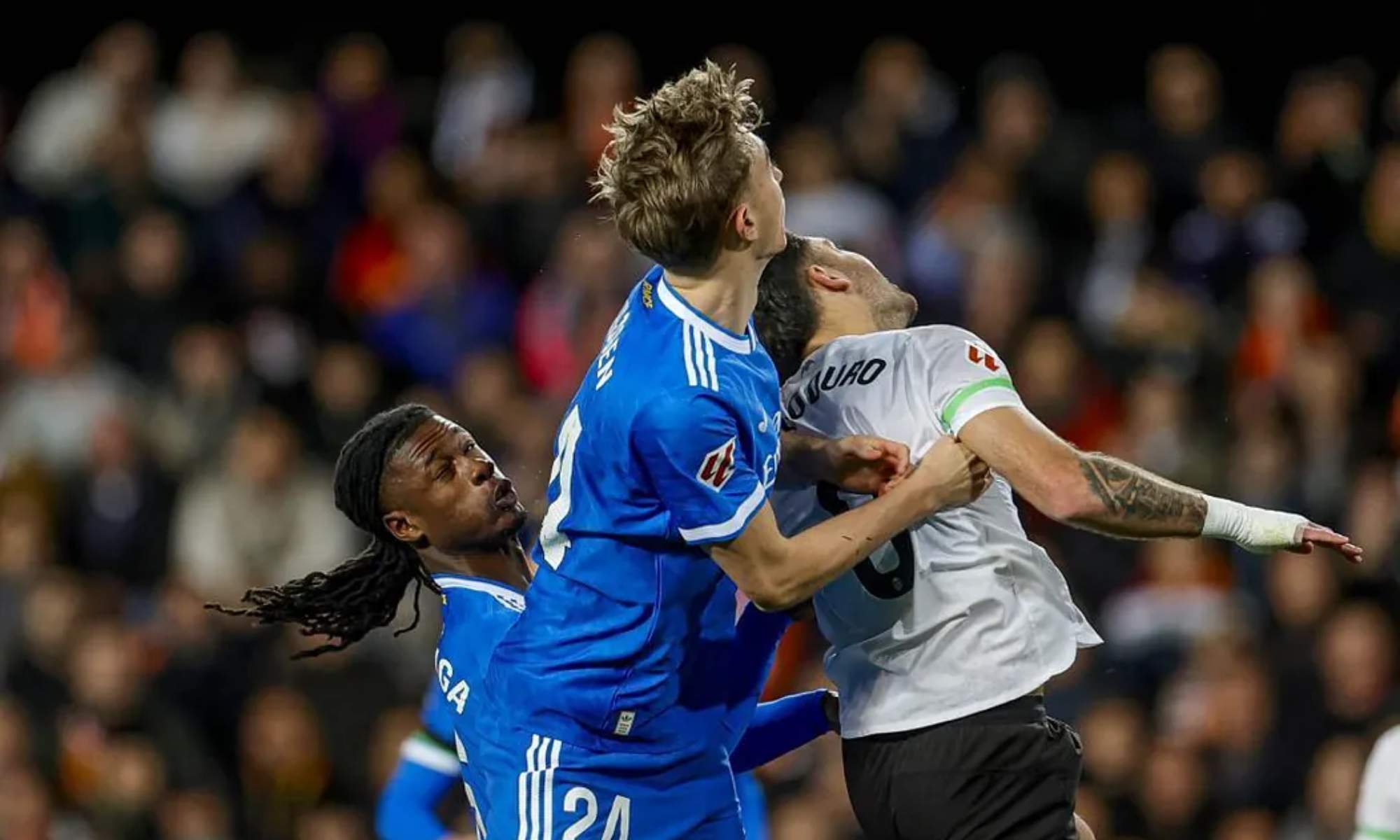 Dean Huijsen y Hugo Duro, disputando un balón aéreo. 
