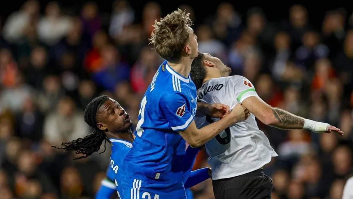 Dean Huijsen y Hugo Duro, disputando un balón aéreo. 
