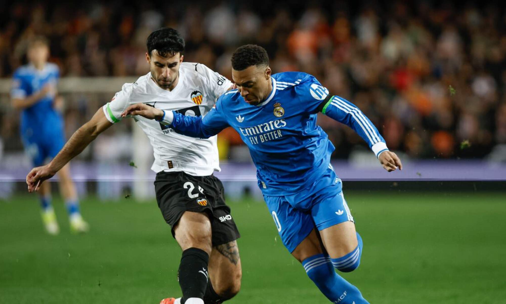Eray Cömert, junto a Kylian Mbappé, durante una disputa por un balón en el partido entre el Valencia y el Real Madrid de esta noche.