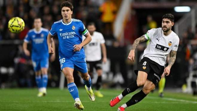 Gonzalo y Unai Núñez pelean un balón durante el Valencia - Real Madrid