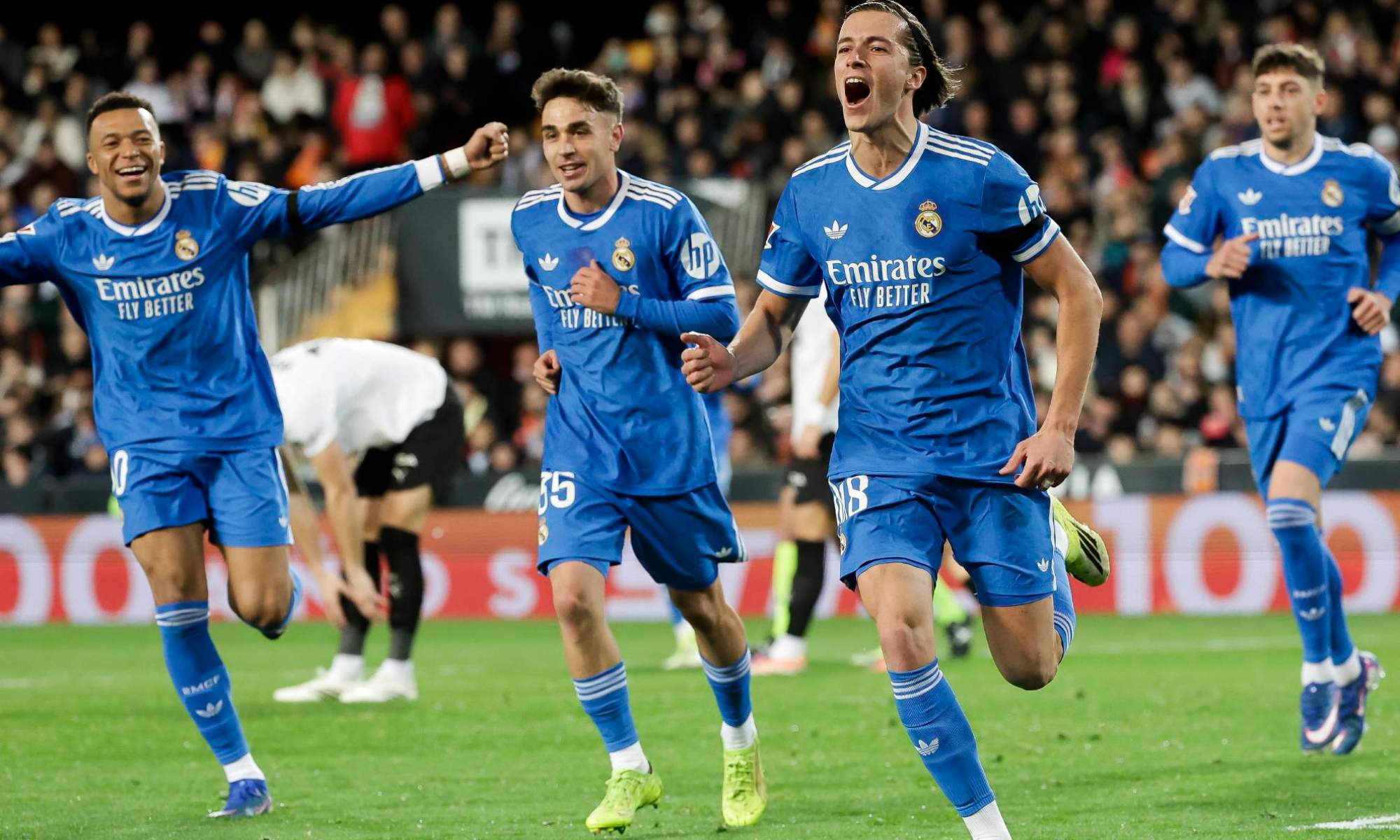 El Real Madrid sigue a la estela del Barça tras ganar al Valencia
