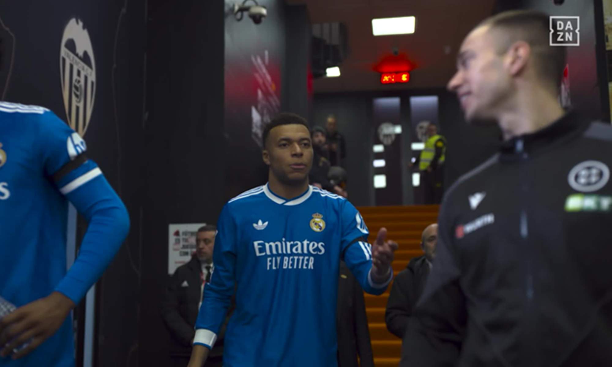 Kylian Mbappé protestando a un árbitro durante el descanso del Valencia - Real Madrid.