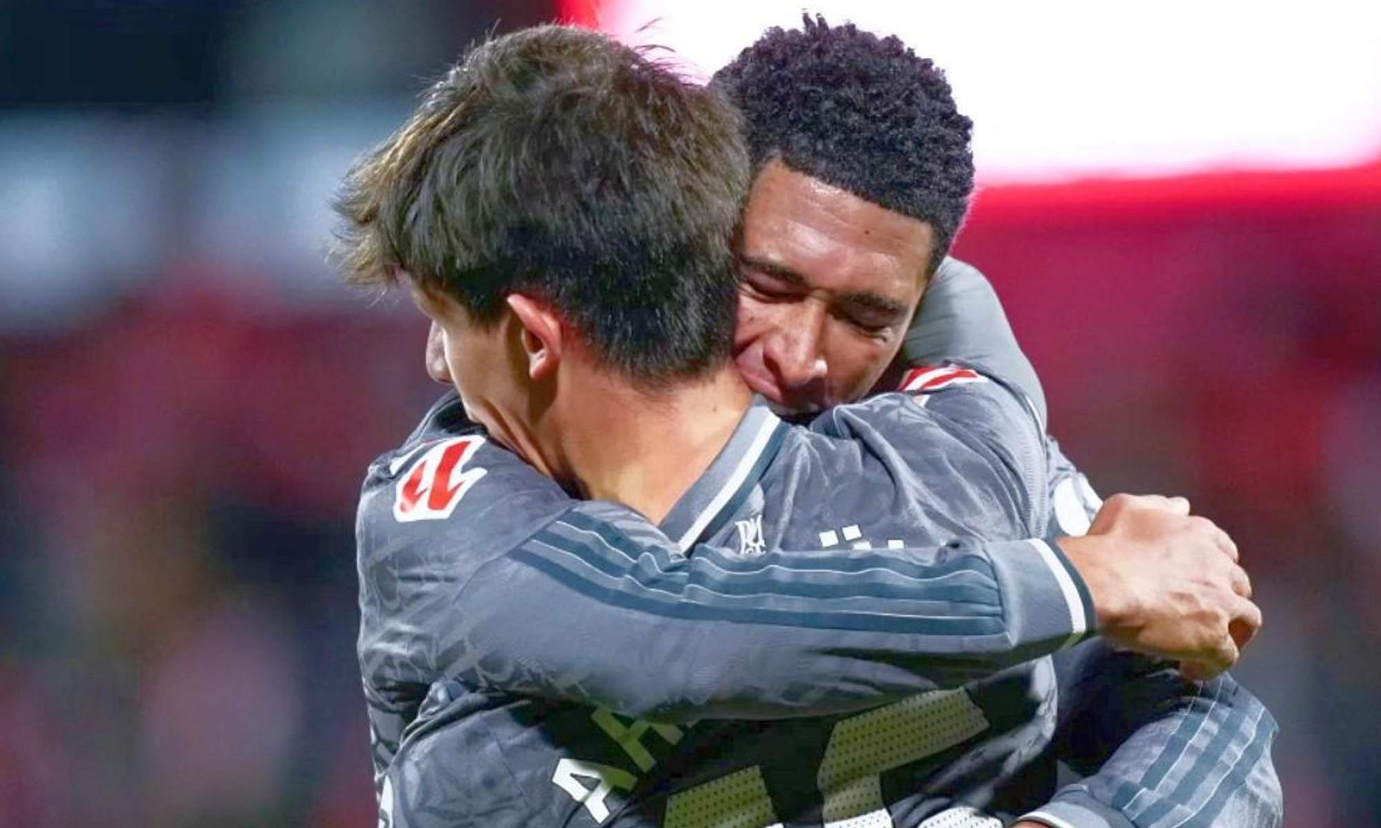 Arda Güler y Jude Bellingham abrazados en un partido del Real Madrid.