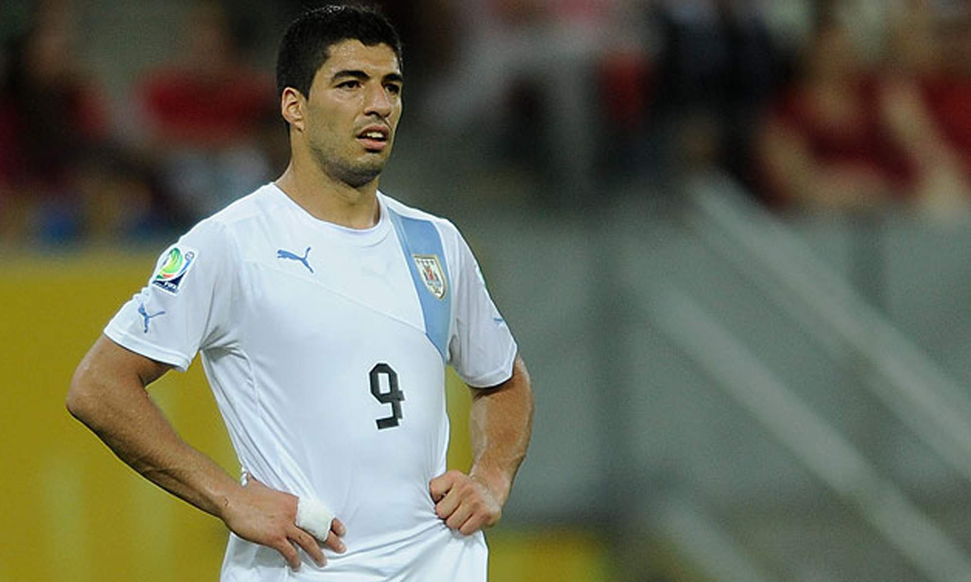 Luis Suárez jugando un partido con la selección de Uruguay.