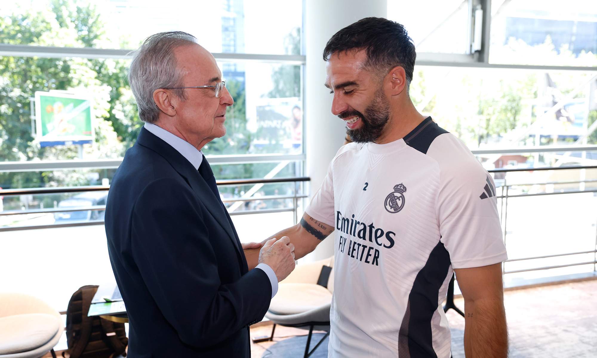Florentino Pérez y Dani Carvajal, saludándose durante una concentración previa a un partido del Real Madrid.