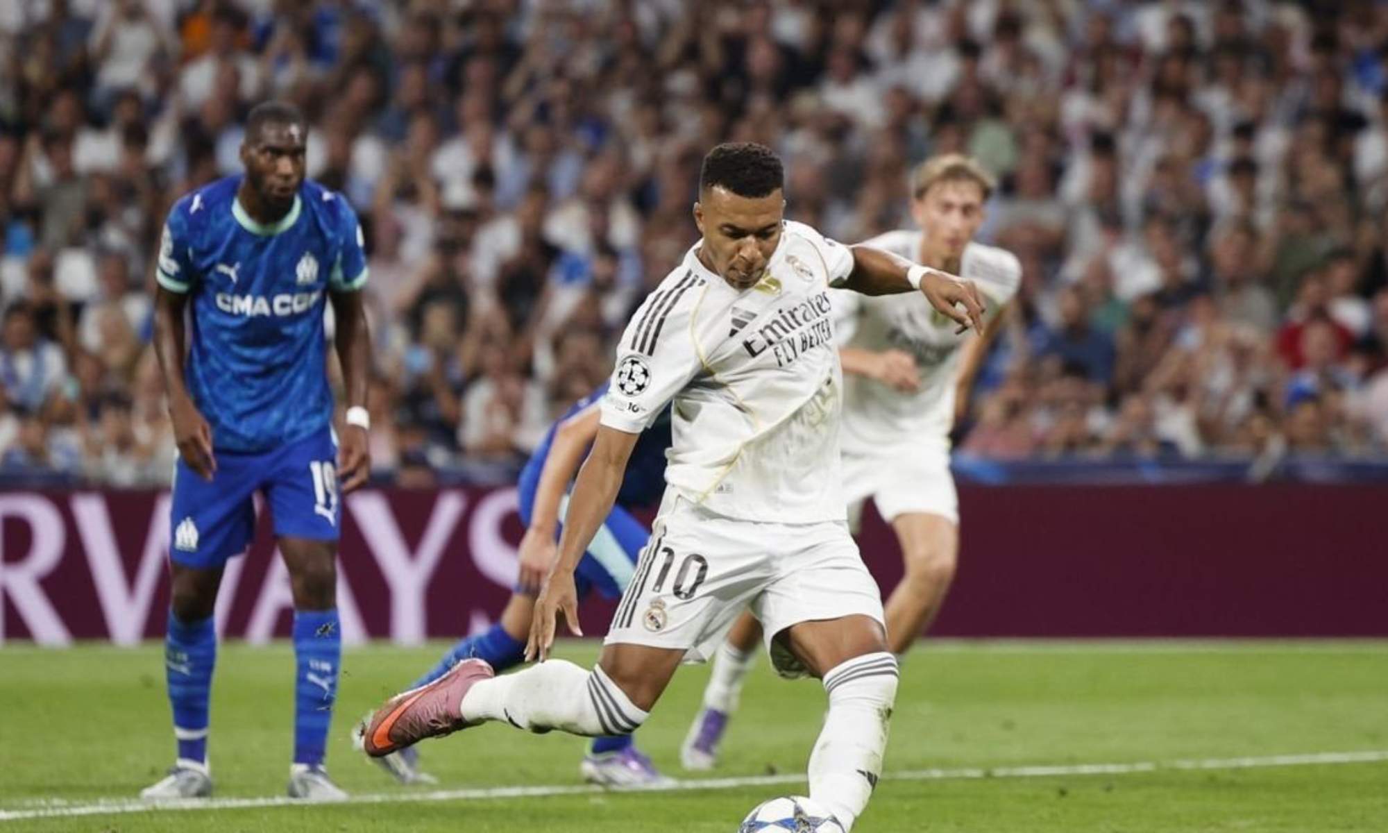 Kylian Mbappé, lanzando un penalti durante un partido con el Real Madrid esta temporada.