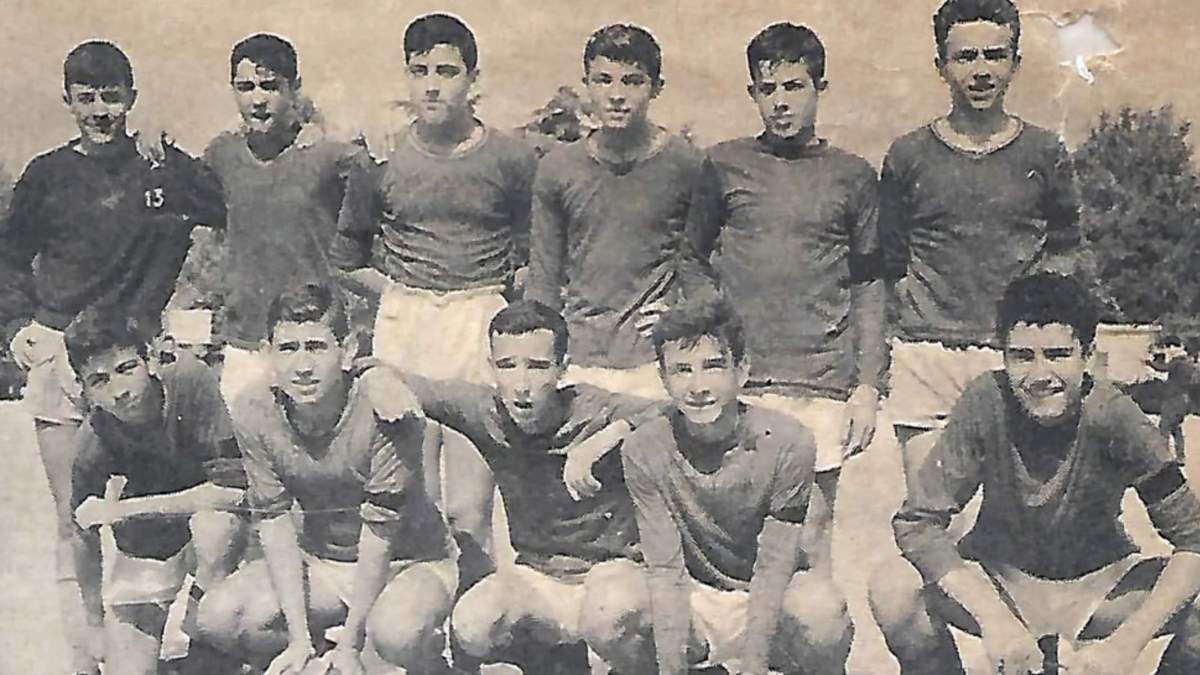 Florentino (arriba a la izquierda) posando como portero con su equipo