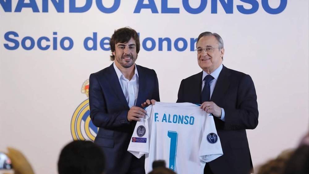 Fernando Alonso y Florentino Pérez, durante el acto en el que el piloto fue distinguido como socio de honor del Real Madrid.