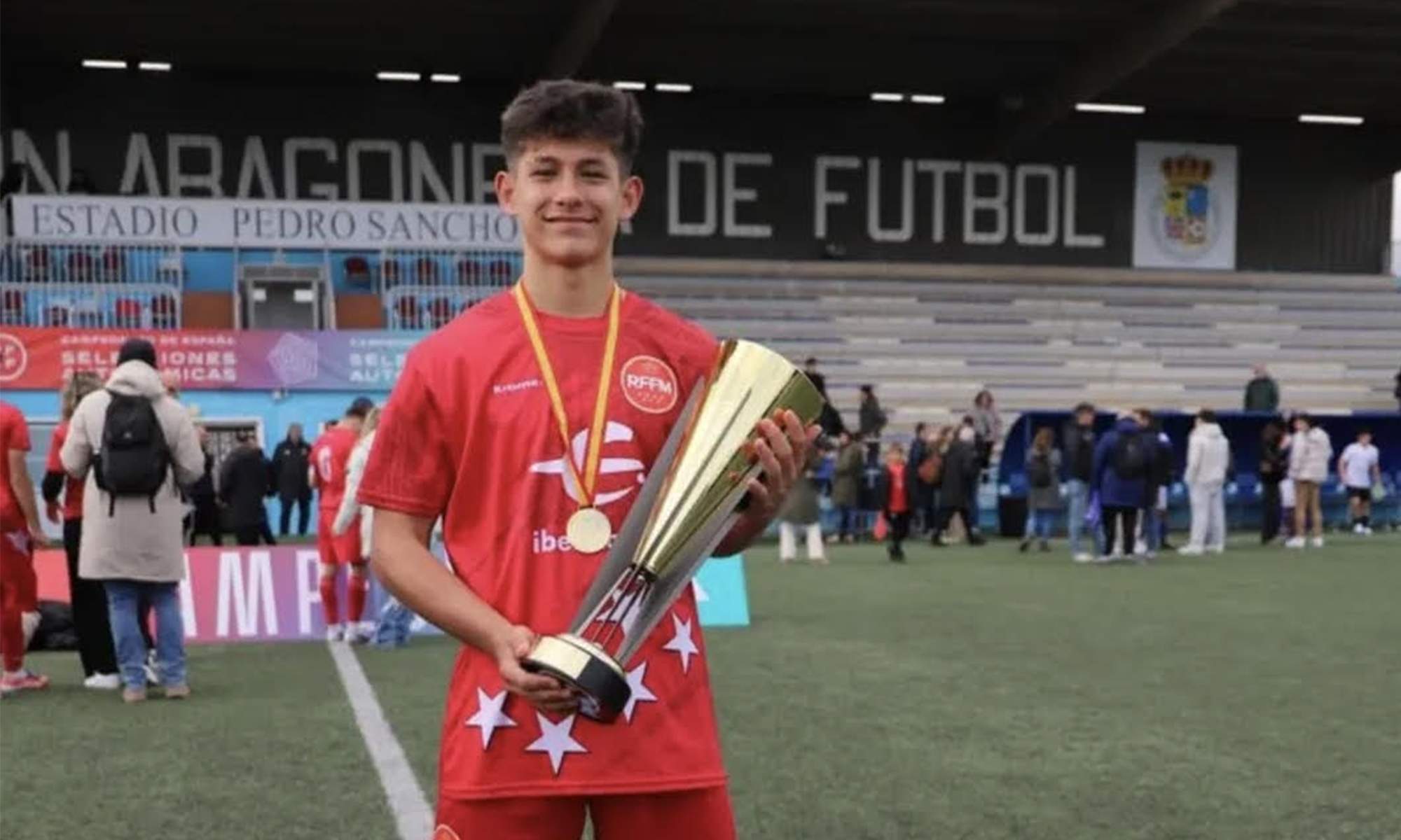 Aaron Silva con un trofeo.