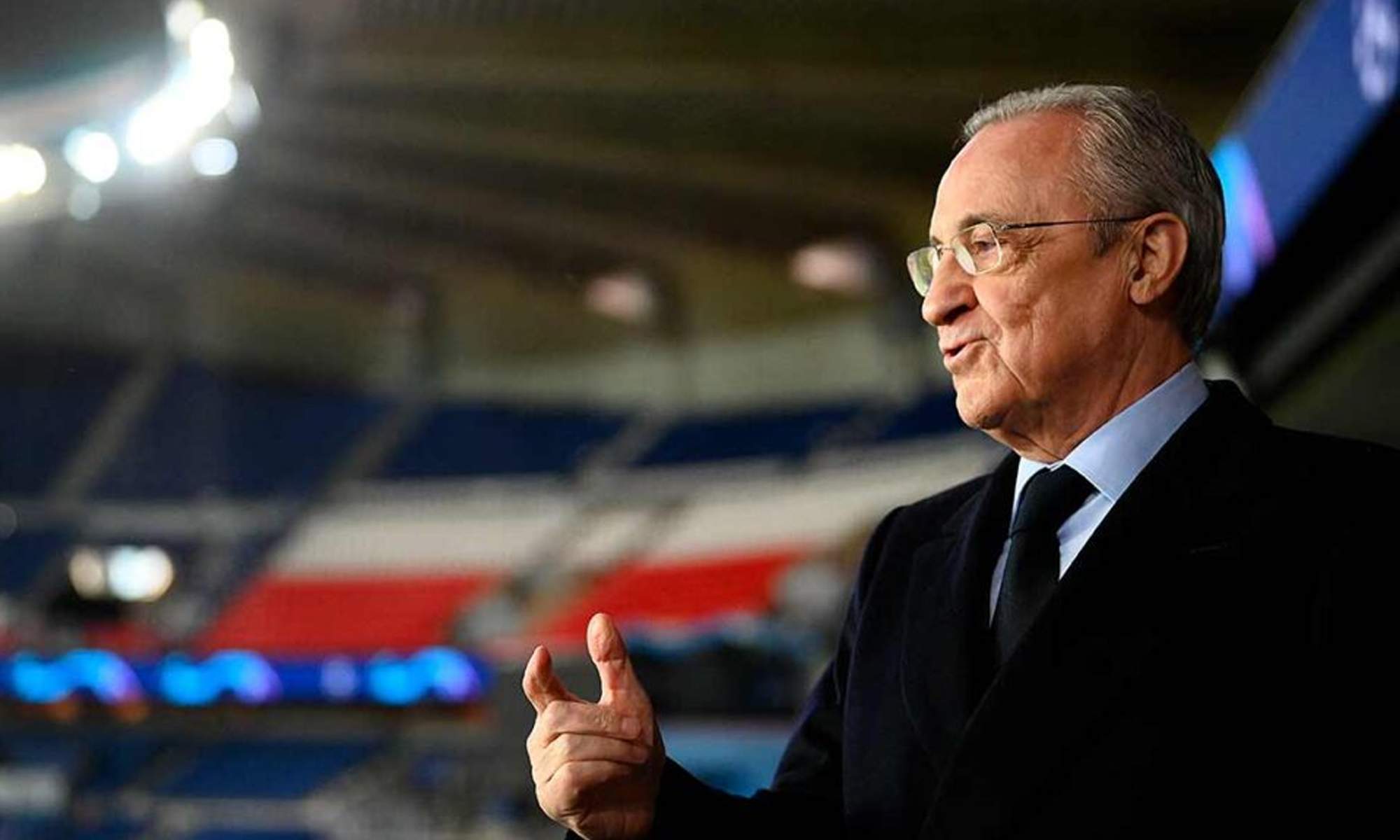 Florentino Pérez en el palco de un estadio. 
