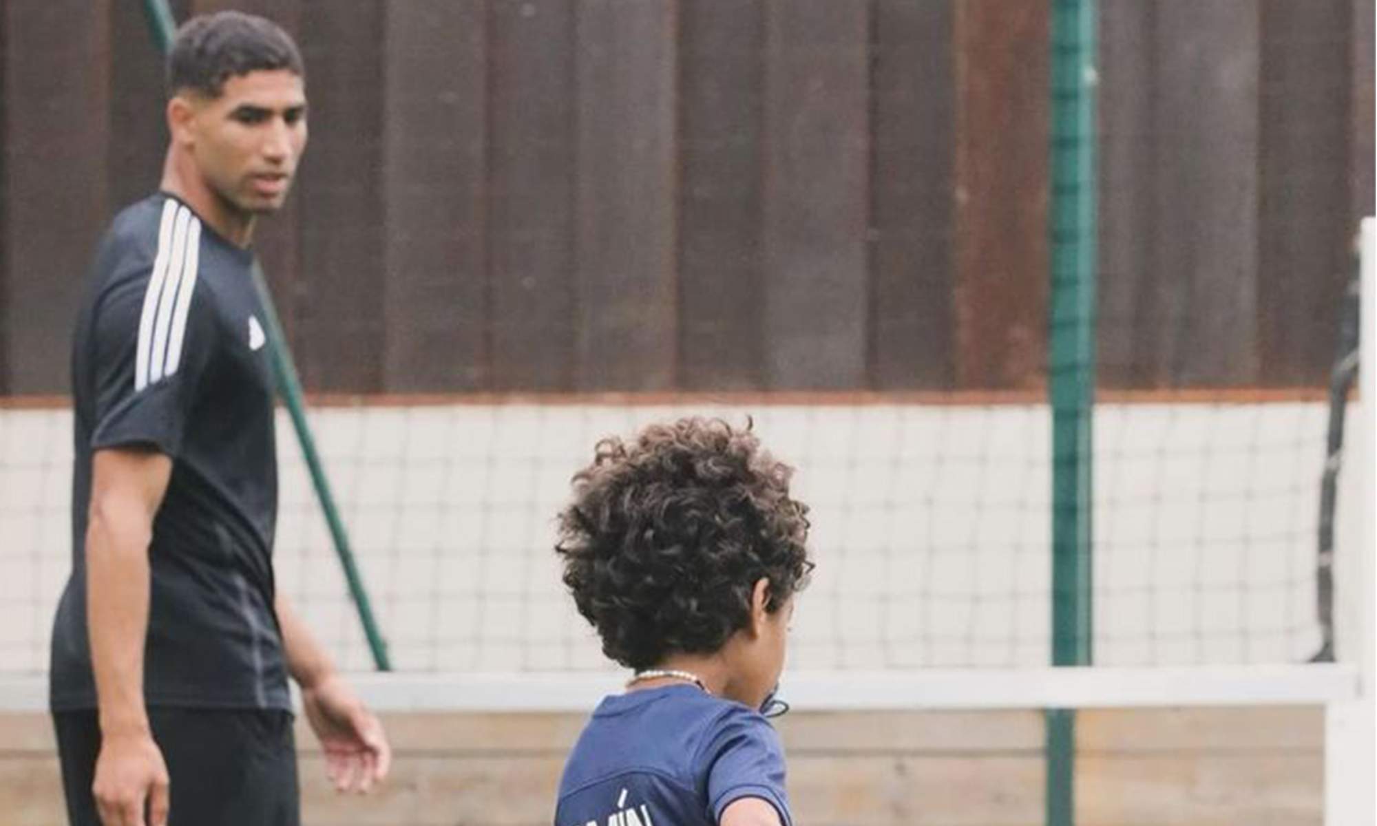 Hijo de Achraf Hakimi jugando a fútbol.