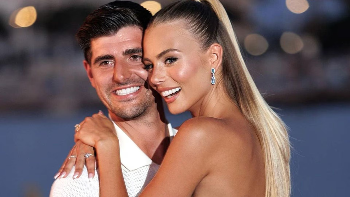 Thibaut Courtois y Mishel Gerzig abrazados.