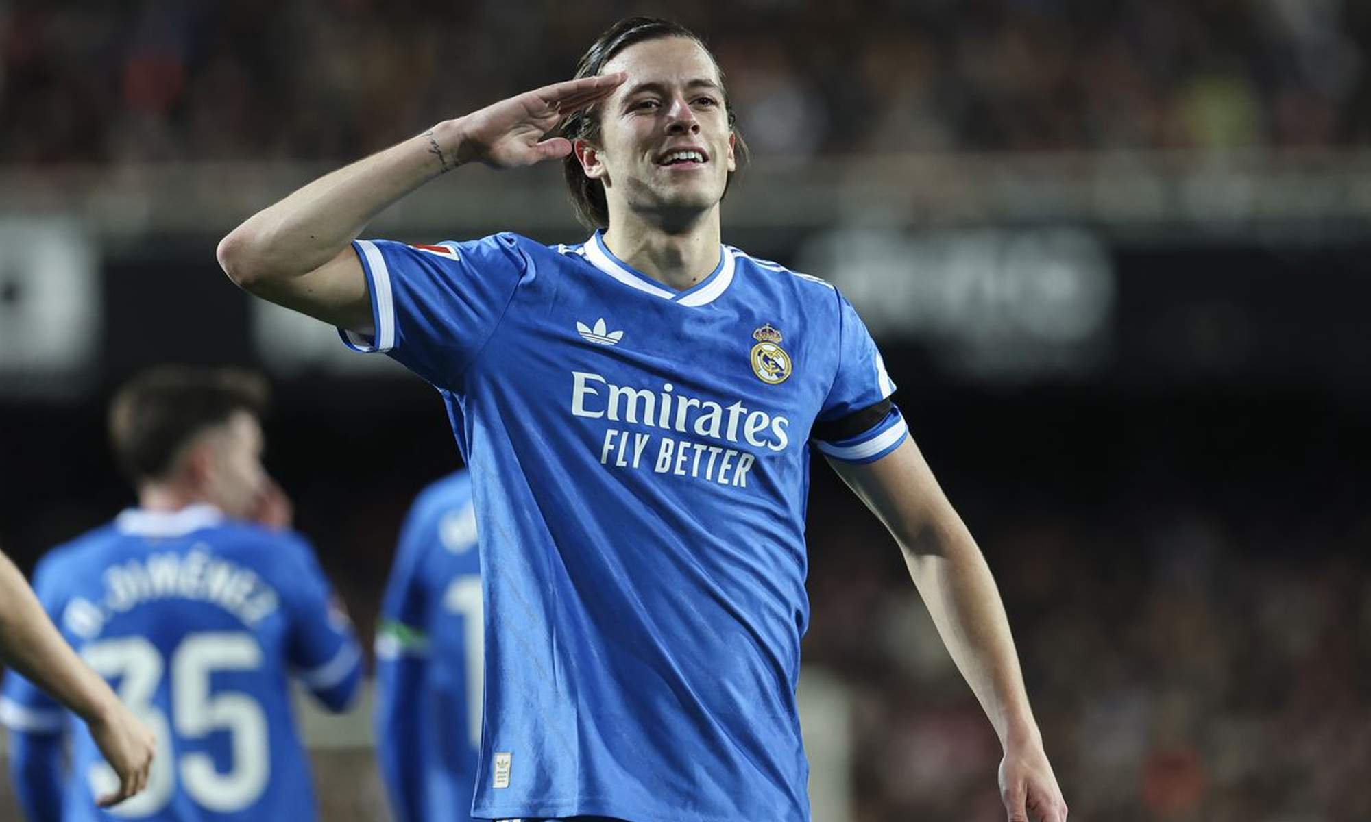 Álvaro Carreras celebrando un gol con el Real Madrid.