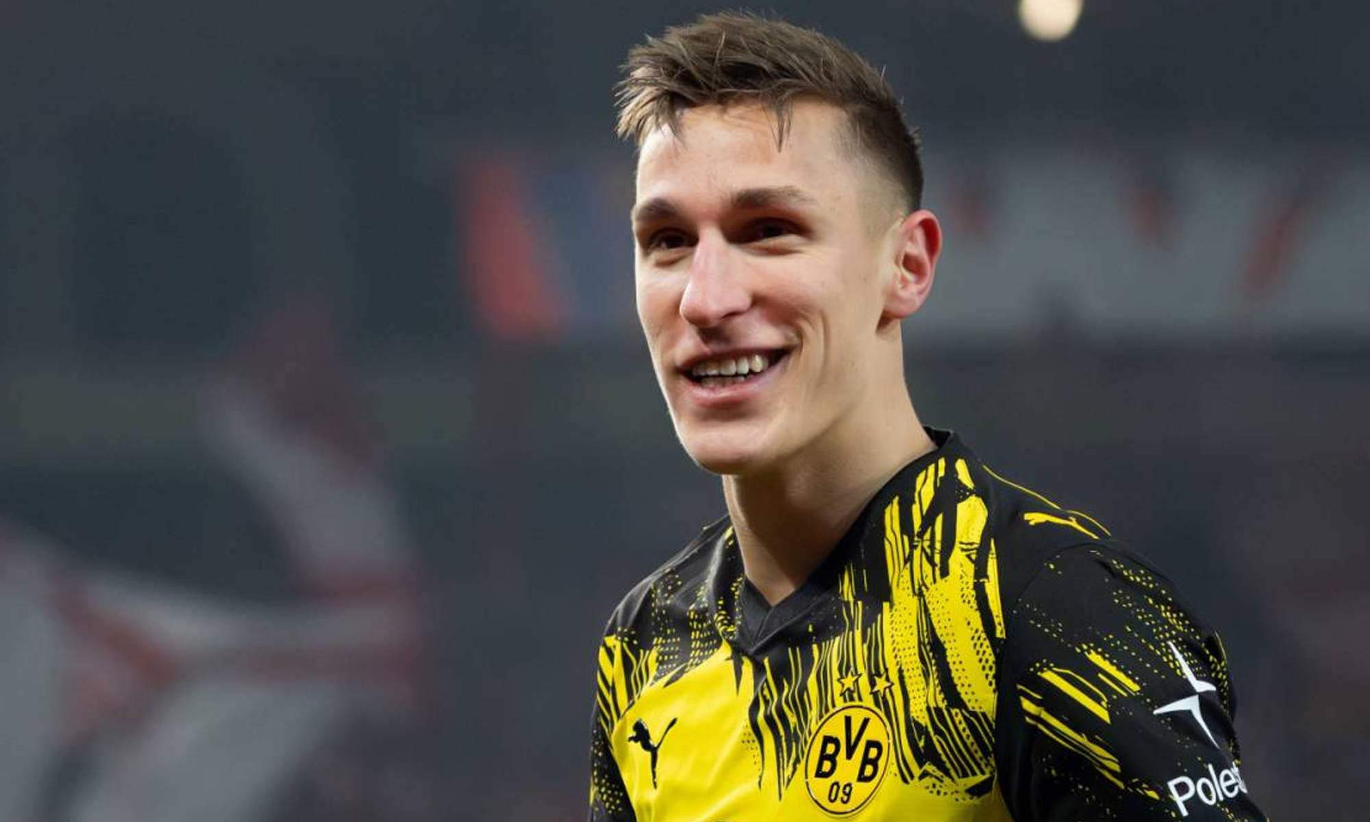 Nico Schlotterbeck jugando un partido con el Borussia Dortmund.